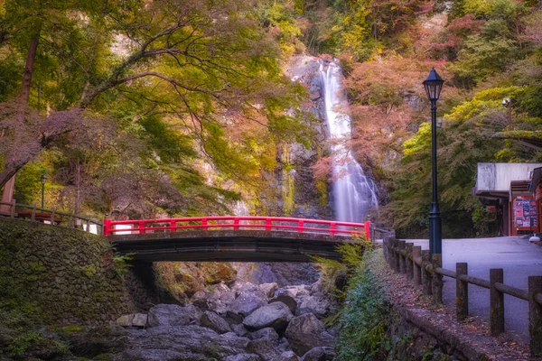 五彩缤纷的秋天瀑布 红枫叶瀑布 美丽的红桥 日本大阪Minoo Park — 图库照片