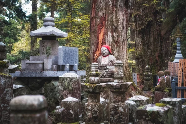 Starożytne nagrobki z posągami Jizo na cmentarzu Okunoin, Koyasan, Japonia — Zdjęcie stockowe