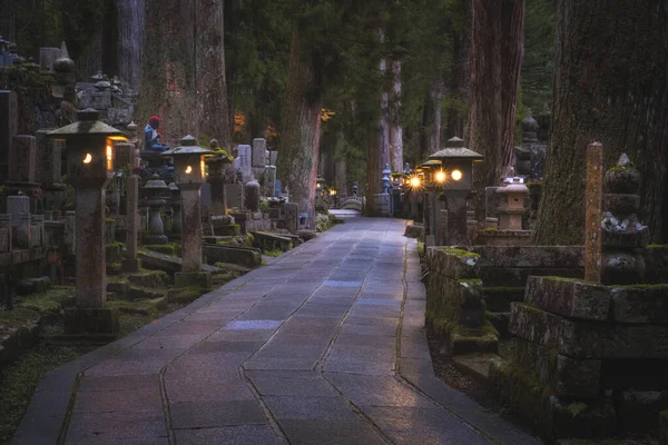 Starożytny cmentarz w nocy w lesie, Cmentarz Okunoin, Wakayama, Japonia. — Zdjęcie stockowe