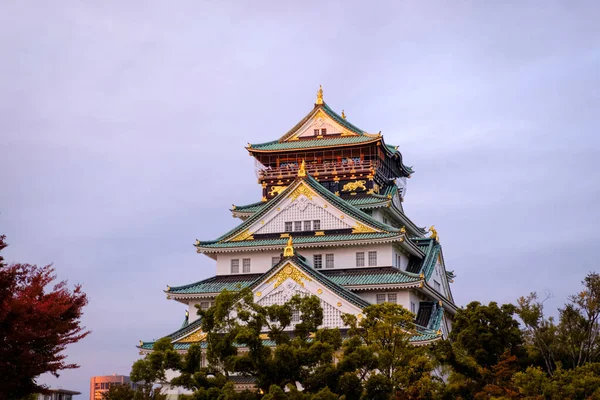 Widok na zamek Osaka w świetle dziennym ze słońcem na dachu, Osaka, Japonia — Zdjęcie stockowe