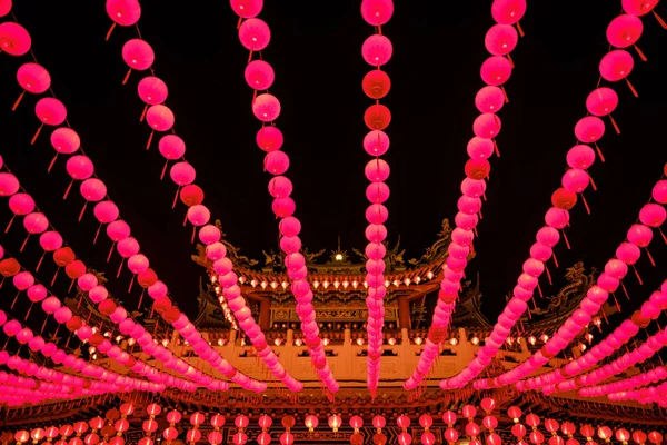 Çin 'in yeni yılında gece vakti Kuala Lumpur, Malezya' daki Thean Hou Tapınağı 'nda kırmızı fenerler sıra sıra asılıydı. — Stok fotoğraf