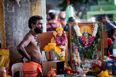 Thaipusam Festivali 'ne katılan erkekler.