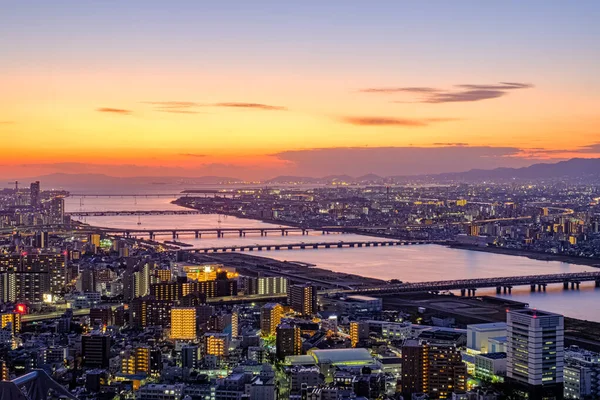 Вид с высоты заката на Осаку с видом на реку, городской свет и золотое небо из здания Umeda Sky Building . — стоковое фото