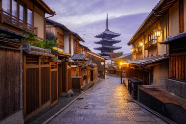 Yasaka Pagoda, sabahın erken saatlerinde Sannen Zaka Caddesi, Kyoto, Japonya 'da görülmemiş.