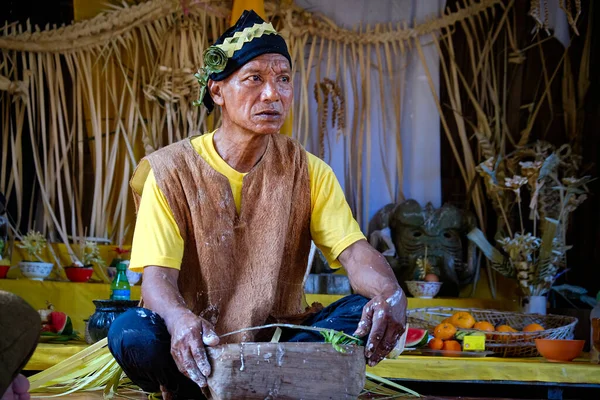 Meri kabilesinden bir şaman, Malezya, Selangor 'daki Pulau Carey Adası' nda Hari Moyang ayinine hazırlanıyor.. — Stok fotoğraf