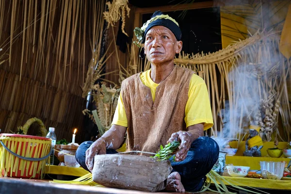 Meri kabilesinden bir şaman, Malezya, Selangor 'daki Pulau Carey Adası' nda Hari Moyang ayinine hazırlanıyor.. — Stok fotoğraf