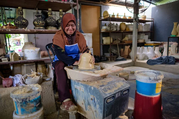 Yerel Kadın Kuala Kangsar Perak Malezya Daki Atölyede Labu Sayong — Stok fotoğraf
