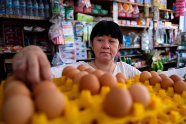 Endonezyalı kadınlar küçük yerel bir aile dükkanında yumurta düzenliyor, ya da yerel olarak Warung deniyor. Yer Tasikmalaya, Endonezya. Seçici Odaklanma.