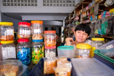 Yerel bir aile işletmesi olan Warung adındaki küçük bir dükkanın önündeki Asyalı kadınlar. Yer Tasikmalaya, Endonezya. Seçici Odaklanma.