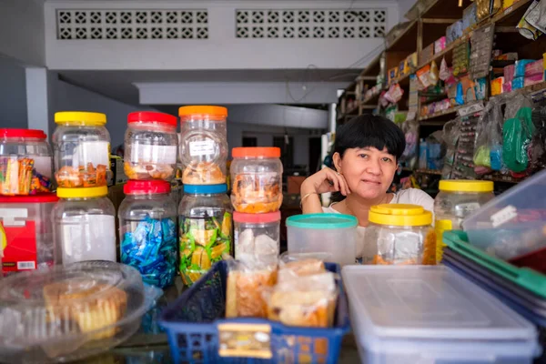 Mujeres Indonesias Asiáticas Frente Una Pequeña Tienda Familiar Local Localmente —  Fotos de Stock