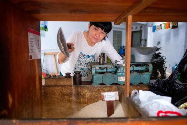 Asyalı Kadınlar Yerel Bir Aile Dükkanında Pirinç Satıyorlar Yerel Olarak — Stok fotoğraf