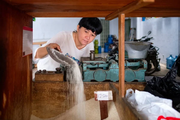 Asyalı Kadınlar Yerel Bir Aile Dükkanında Pirinç Satıyorlar Yerel Olarak — Stok fotoğraf