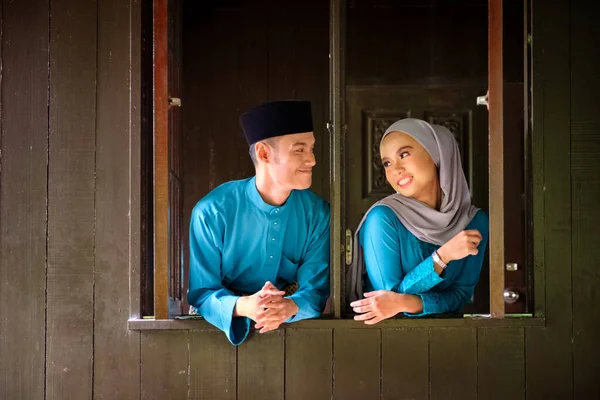 Pasangan Muda Malay Muslim Dalam Kostum Tradisional Memiliki Percakapan Romantis — Stok Foto