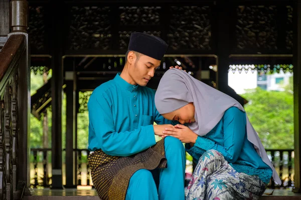 Young Couple Malay Muslim Traditional Costume Showing Apologize Gesture Aidilfitri — Stock Photo, Image