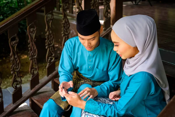 Pasangan Muda Malay Muslim Dalam Kostum Tradisional Menonton Konten Online — Stok Foto