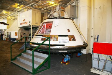 Alameda, Amerika Birleşik Devletleri - 23 Mart 2010: Apollo 11 modülü, uçak gemileri Hornet Alameda, ABD üzerinde 23 Mart 2010.