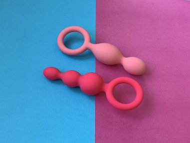İki anal tıkaç. Parlak bir arka plan. Seks dükkanı için kullanışlı