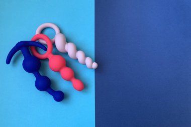 Parlak arka planda üç seks oyuncağı. Anal tıkaçlar, kıç tıkaçları. Anal oyuncaklar. Seks dükkanı ya da yetişkinler için kullanışlı