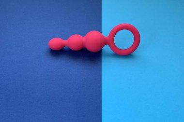 Seks için pembe anal popo. Anal tıkaç, seks oyuncağı. Anal oyuncak. Seks dükkanı ve yetişkinler için kullanışlı..