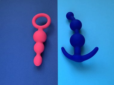 Anal tıkaçlar, kıç tıkaçları. İki seks oyuncağı. Anal oyuncaklar. İki renk arkaplan. Seks dükkanı için kullanışlı.