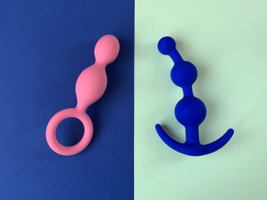 Seks oyuncağı, anal oyuncak. Kıç tıkacı. İki tonluk arka planda iki anal fiş. Seks dükkanı için kullanışlı. Düz Yat