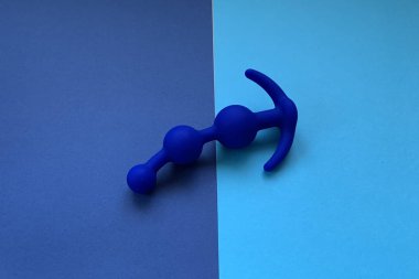 Seks oyuncağı, anal oyuncak. Kıç tıkacı. Mavi arka planda mavi bir seks oyuncağı. Anal tıkaç. Seks dükkanı ya da yetişkinler için kullanışlı