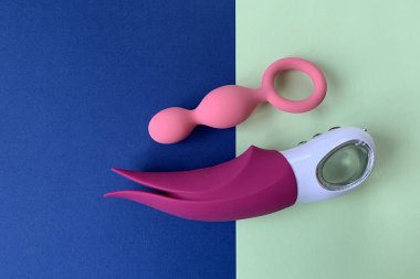 Vibratör ve kıç tıkacı. Seks oyuncakları, anal oyuncaklar. İki renk arkaplan. Seks dükkanı için kullanışlı.