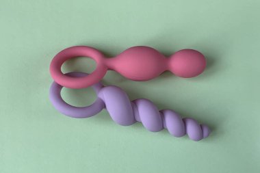 Seks oyuncakları, anal oyuncaklar. Kıç tıkacı. İki anal tıkaç. Seks oyuncakları. Yetişkinler için faydalı