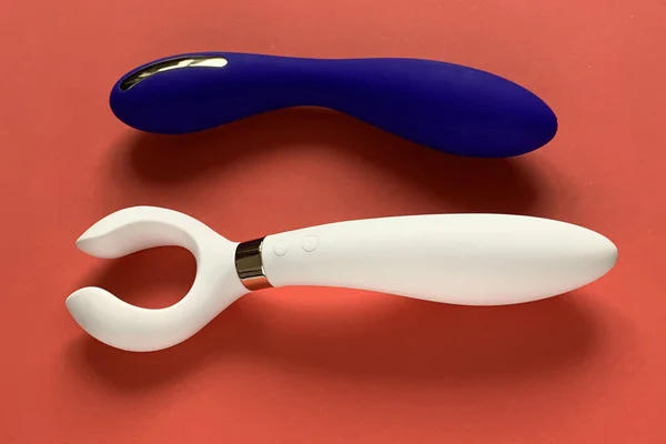 Zwei Vibratoren Auf Rotem Hintergrund Blau Weiße Sexspielzeuge Nützlich Für — Stockfoto