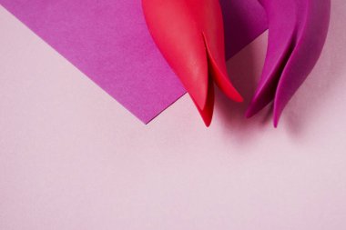 Vibratörler. Parlak arka planda iki seks oyuncağı. Mesaj için yer var. Seks dükkanı için görüntü