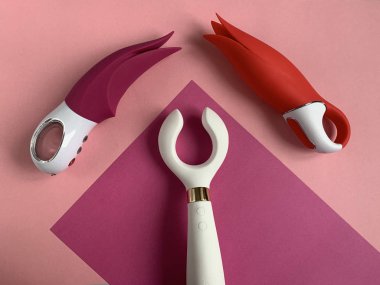 Vibratörler. Renkli arka planda kadınlar için üç seks oyuncağı. Yetişkin için kullanışlı