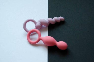 Seks oyuncakları. Anal tıkaç, kıç plağı. Siyah beyaz arkaplan
