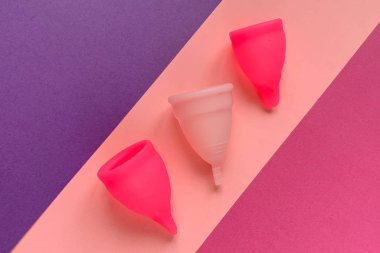 Üç tane pembe regl kupası. Manzara düz..