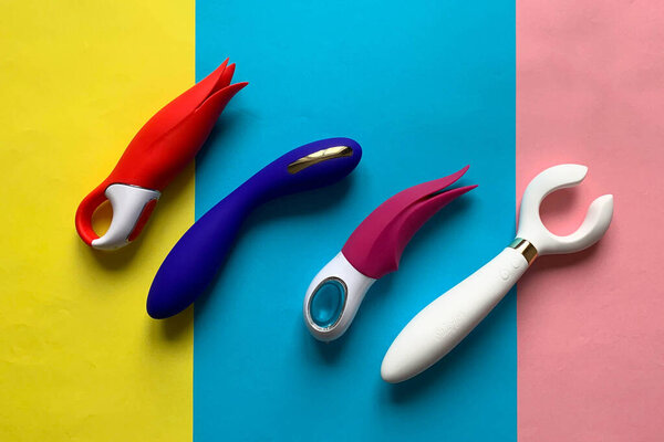 Секс-игрушки. Четыре вибратора на цветном фоне. Полезно для секс-шопа
