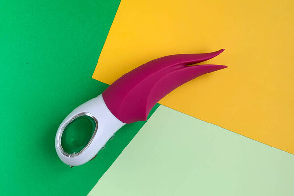 Секс-игрушка. Вибратор на зелено-желтом фоне. Полезно для секс-шопа, взрослого
