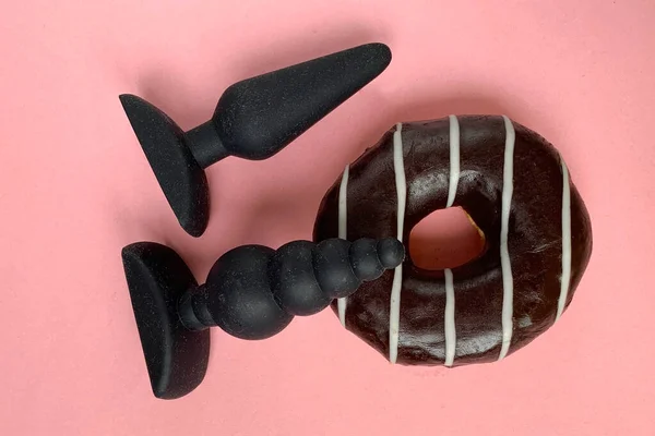 Brinquedos Sexuais Duas Bandeiras Rabo Donut Fundo Rosa Útil Para — Fotografia de Stock