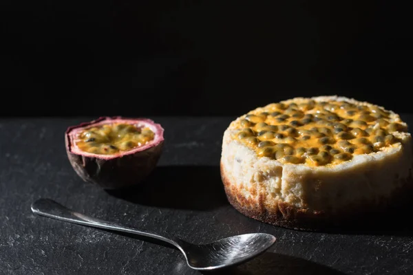 Lezzetli egzotik cheesecake tutku meyve sos ile