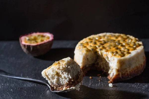 Lezzetli egzotik cheesecake tutku meyve sos ile