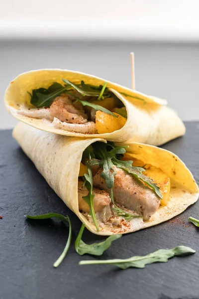 Frango e manga fajita wrap Imagem De Stock