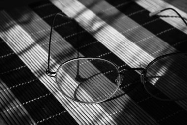 Siyah beyaz fotoğraf. Bardaklar masaya..