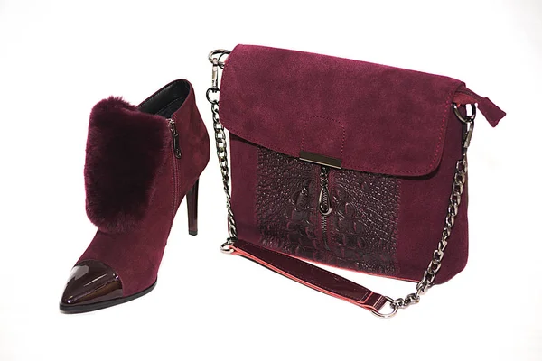 Kadın çanta renk bardo beyaz zemin üzerinde bir kayış üzerinde