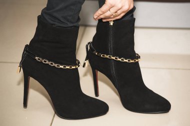 kadın bacakları ile bordo sonbahar bot