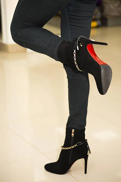 kadın ayakları üzerinde siyah sonbahar çizme