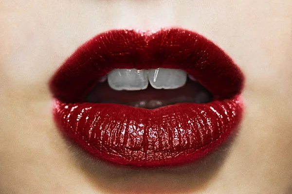 Γυναικείο κόκκινο όμορφα σέξι χείλη — Φωτογραφία Αρχείου