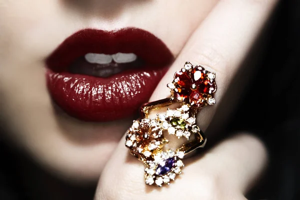 kadın kırmızı seksi dudaklar