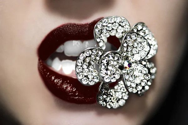 kadın kırmızı seksi dudaklar