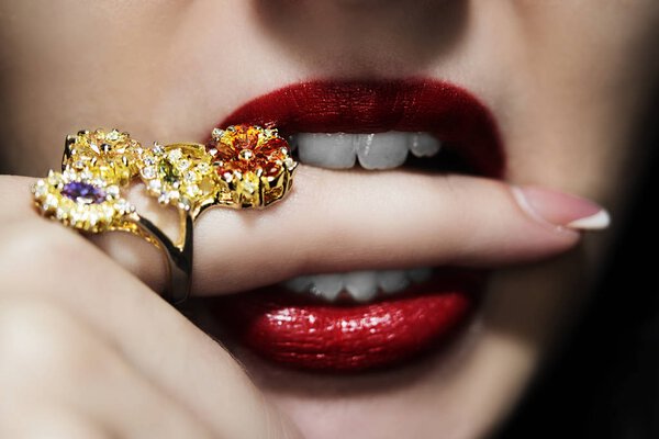 женские сексуальные губы
