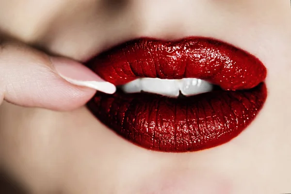 Vrouwelijke rode sexy lippen — Stockfoto