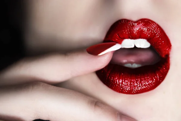 Sexy vrouwelijke lippen met vingers en manicure — Stockfoto