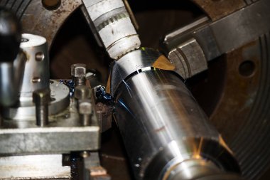 bir Torna üzerinde dairesel bir parçası imalatı